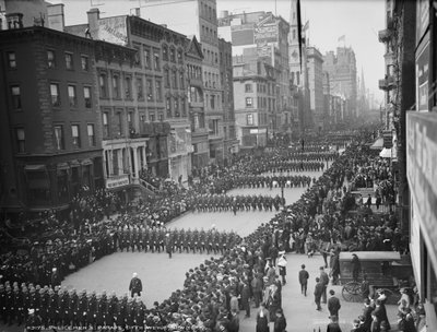 Parata dei poliziotti, Fifth Avenue, New York, c.1900-05 da Detroit Publishing Co.